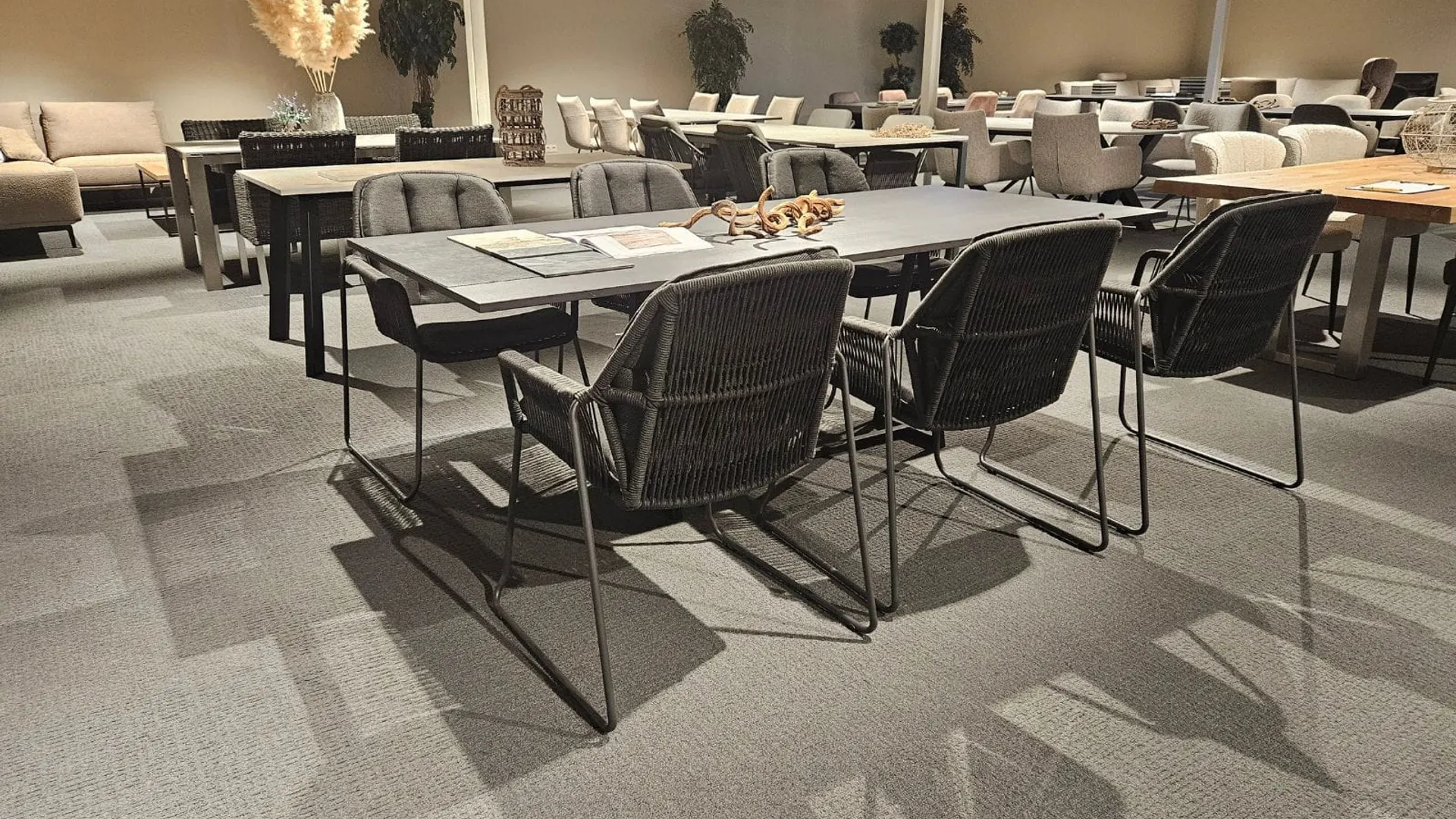 Handgemaakte massief houten eettafel in moderne woonkamer