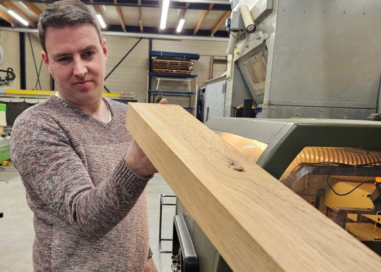 Houtbewerking in de werkplaats van Tulmans