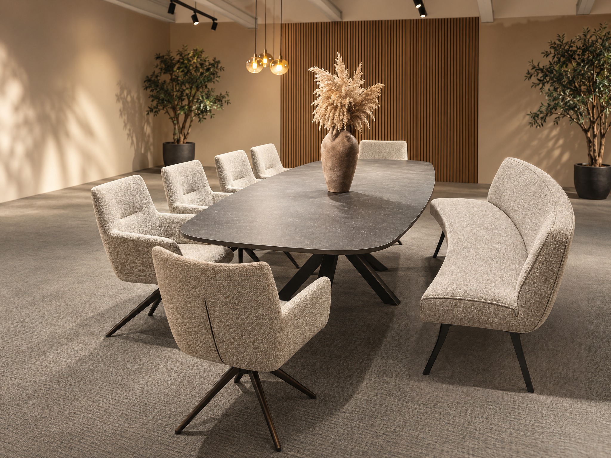 De showroom van Tulmans in Maasbree: een donkere ovale eettafel met eetbank en stoelen