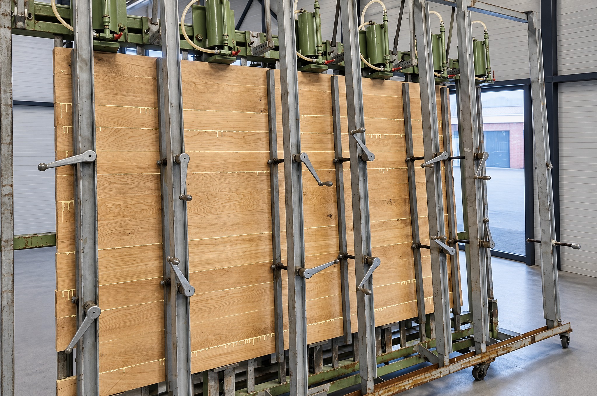 Eiken planken met klemmen in de lijmpers