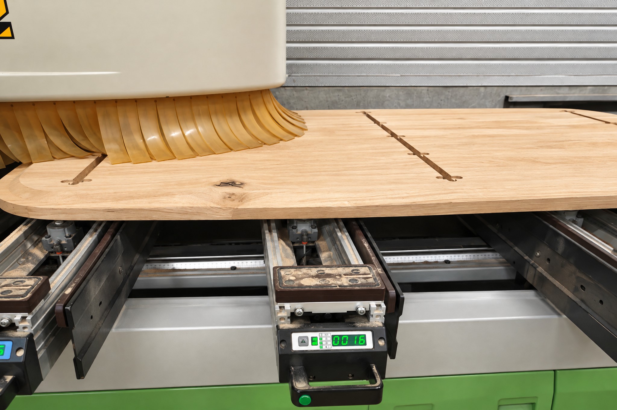Een eiken blad in de Biesse-freesmachine