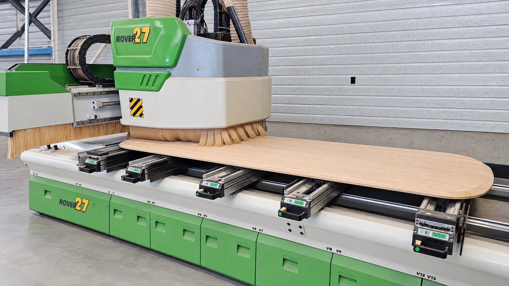 De Biesse-freesmachine met een eiken blad op de vacuümbalken