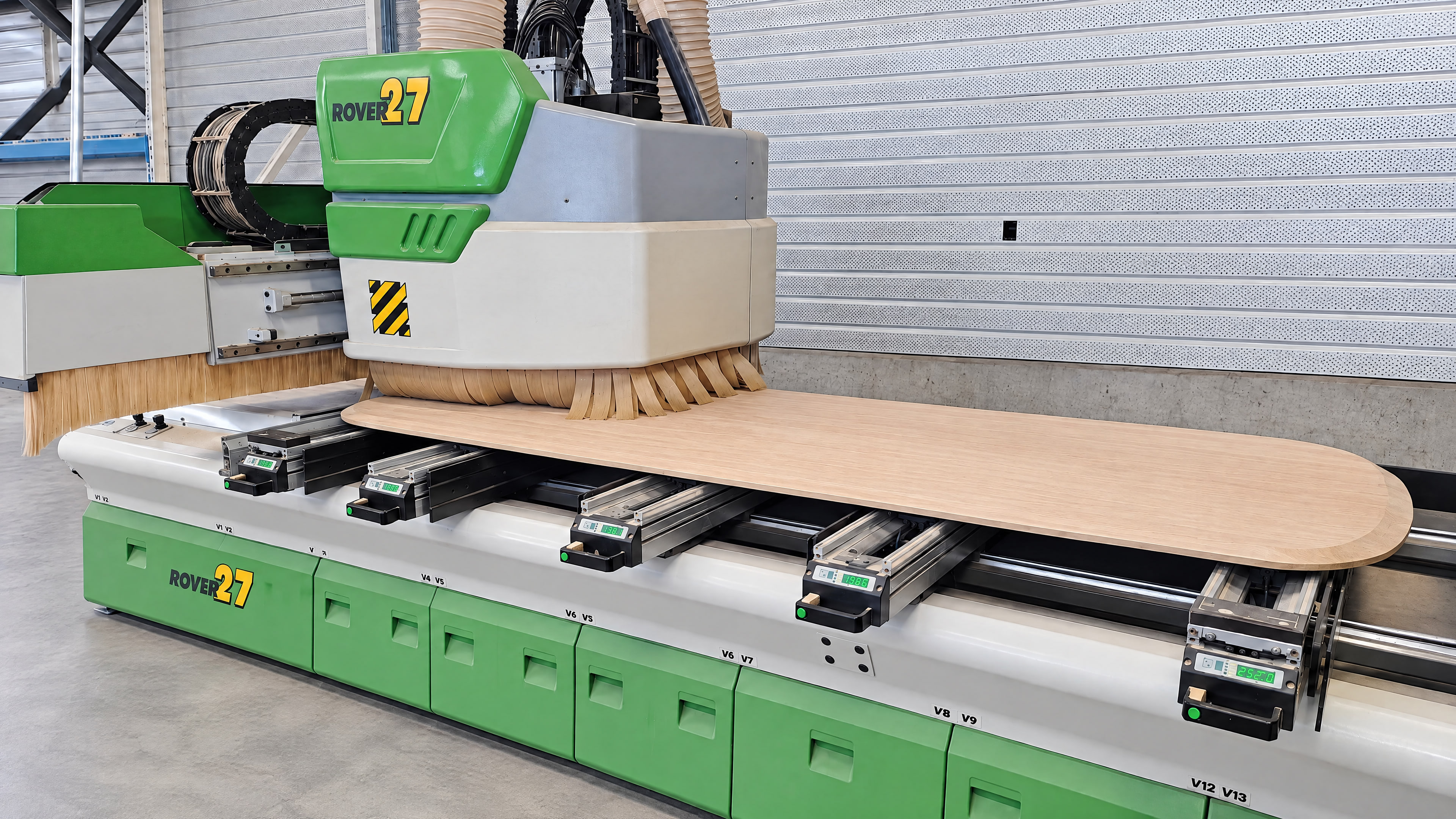 De Biesse-freesmachine met een eiken blad op de vacuümbalken