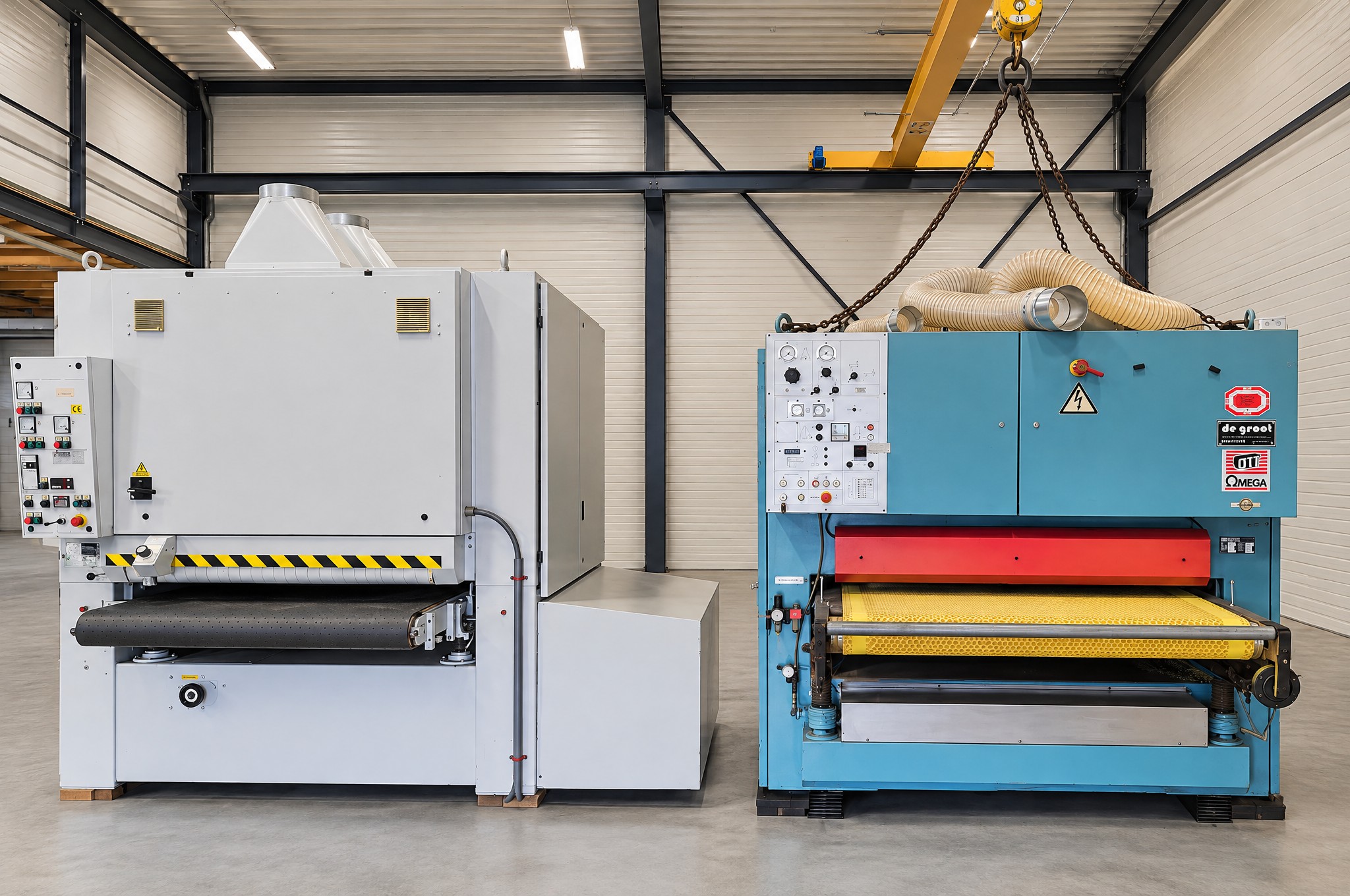 Twee breedbandschuurmachines in de werkplaats